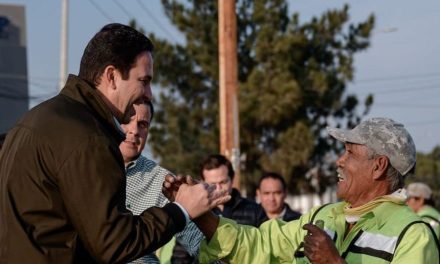 Trabaja Javier Díaz en alumbrado público de Saltillo