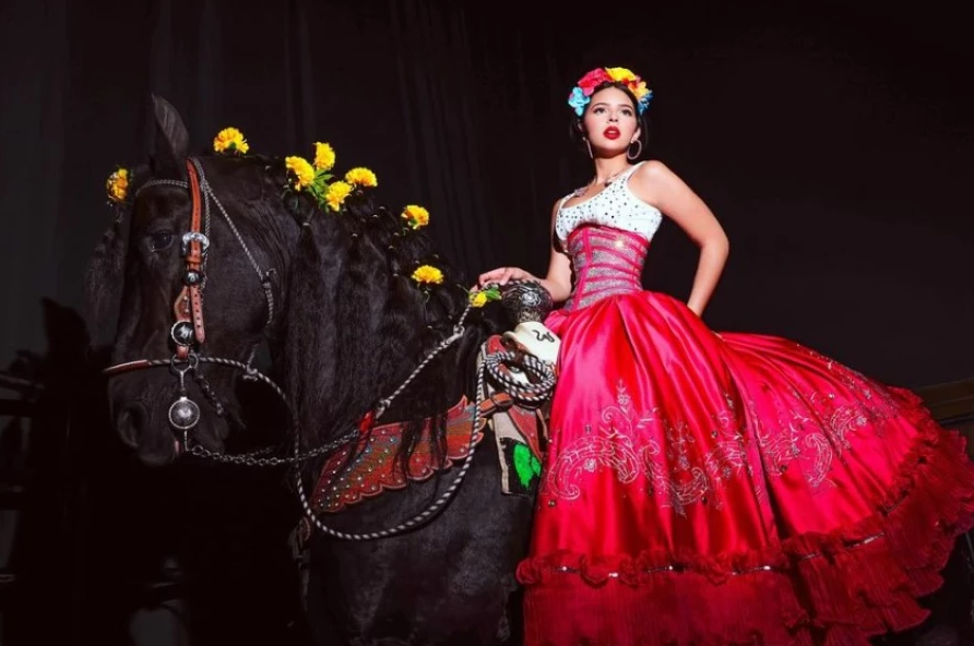 Diseñador acusa a Ángela Aguilar de no devolver vestidos de 250 mil pesos