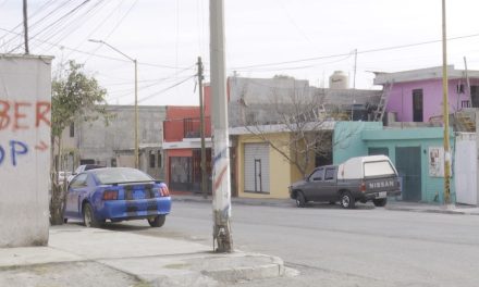 Ante la posible caída de poste vecinos temen por su seguridad
