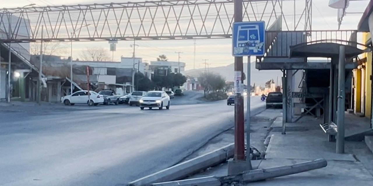 A pesar del riesgo para los peatones la CFE no retira poste que obstruye la vía pública
