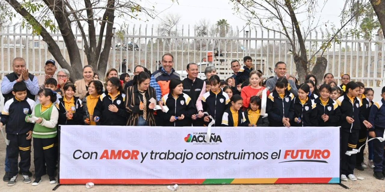 Entrega Emilio de Hoyos barda perimetral en escuela