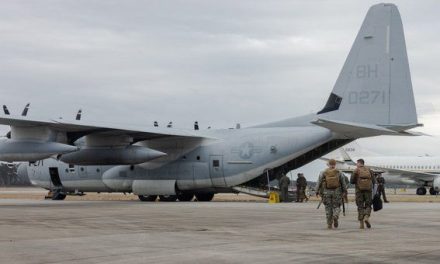 Estados Unidos envía primer vuelo de migrantes detenidos a Guantánamo