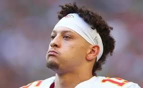 ¿Fue brujería? Captan a mujer con un muñeco vudú de Patrick Mahomes