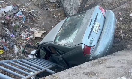 Cae en arroyo y abandona su automóvil en Saltillo