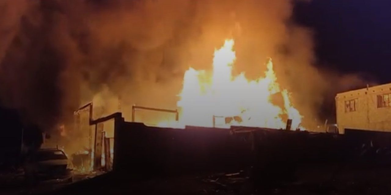 Casa queda reducida a cenizas en Lomas de Zapalinamé