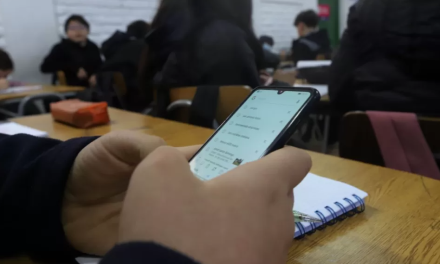 Querétaro prohíbe uso de celulares en escuelas para combatir ciberacoso