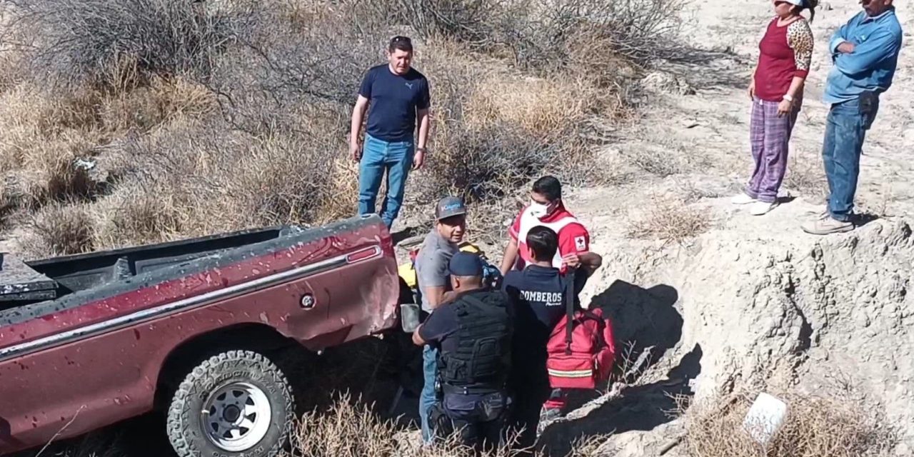 Conductor cae al fondo de un arroyo de más de cinco metros en Parras