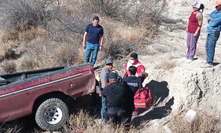 Conductor cae al fondo de un arroyo de más de cinco metros en Parras