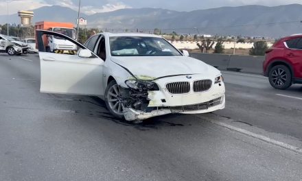 Conductor ocasiona fuerte accidente en el boulevard Fundadores