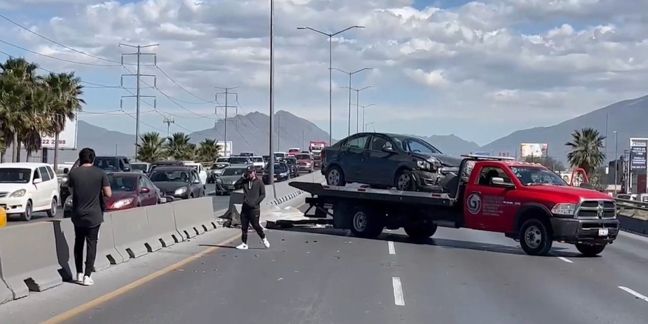 Conductor choca y vuelca en Fundadores