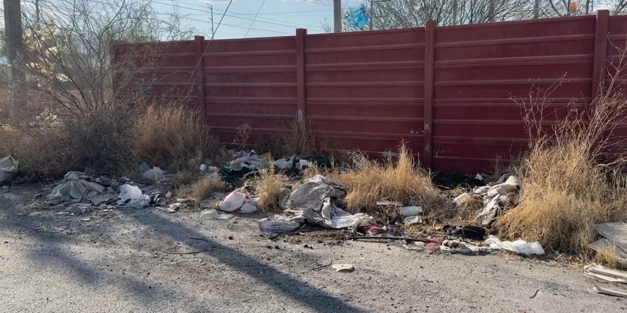 Convierten calle en basurero de Saltillo