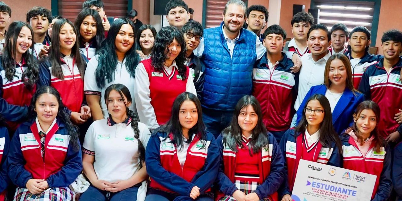 Tomás Gutiérrez apoya a estudiantes; entrega credenciales de transporte