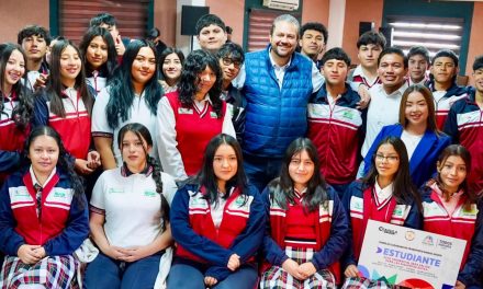 Tomás Gutiérrez apoya a estudiantes; entrega credenciales de transporte