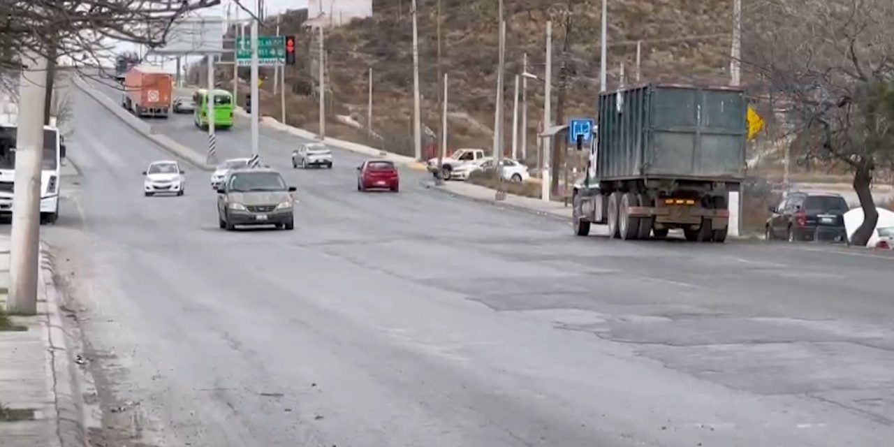 Despedazan transportistas asfalto del boulevard Isidro López Zertuche