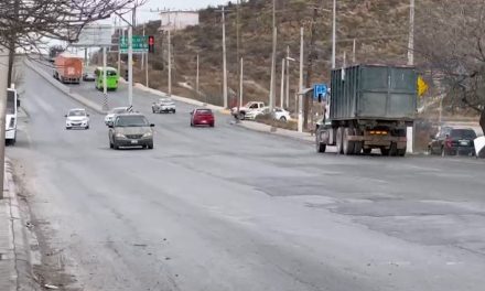 Despedazan transportistas asfalto del boulevard Isidro López Zertuche