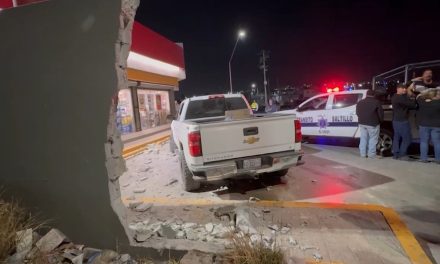 Hombre destruye su camioneta contra una barda por conducir en estado de ebriedad en Saltillo