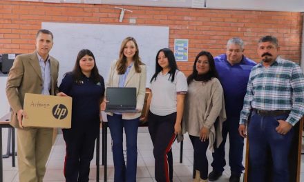 Diputada fortalece la educación  con entrega de computadoras a CECyTEC