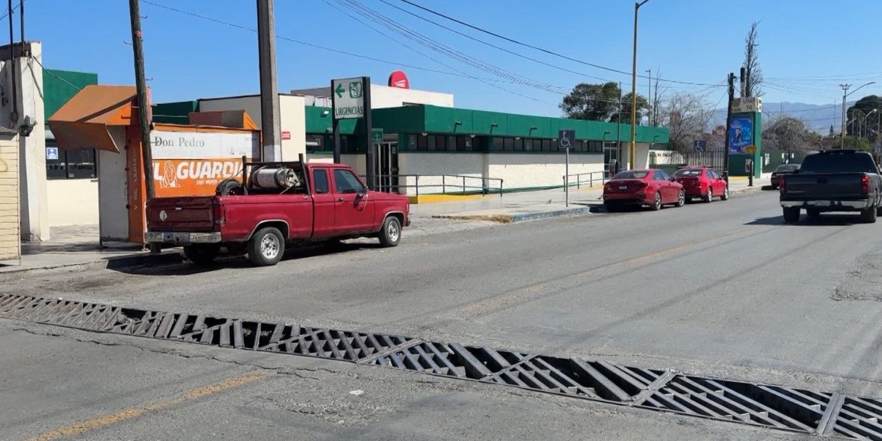 En mal estado alcantarillas  afuera de la Clínica 70 del IMSS