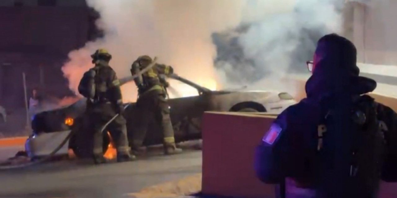 Falla mecánica deja en cenizas un auto en Saltillo
