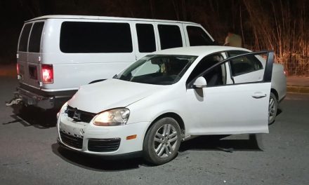 Furgoneta ocasiona aparatoso accidente en Parras