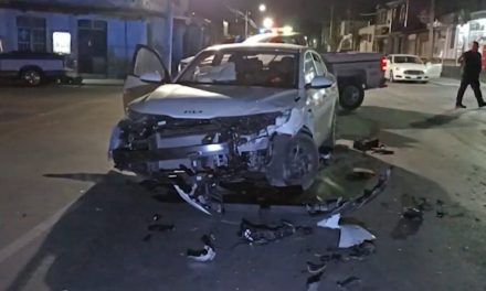 Ignora su alto y choca dos autos en Saltillo