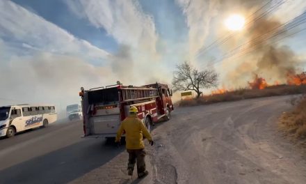 Incendio en predio baldío cerca de la colonia El Álamo