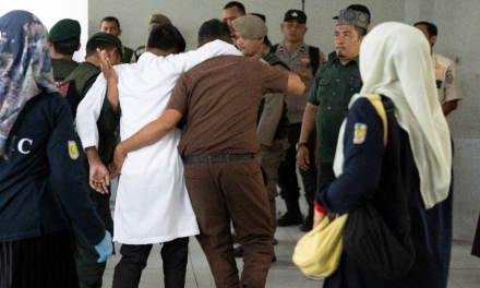 Castigan con 165 latigazos a dos jóvenes por relaciones homosexuales en Indonesia