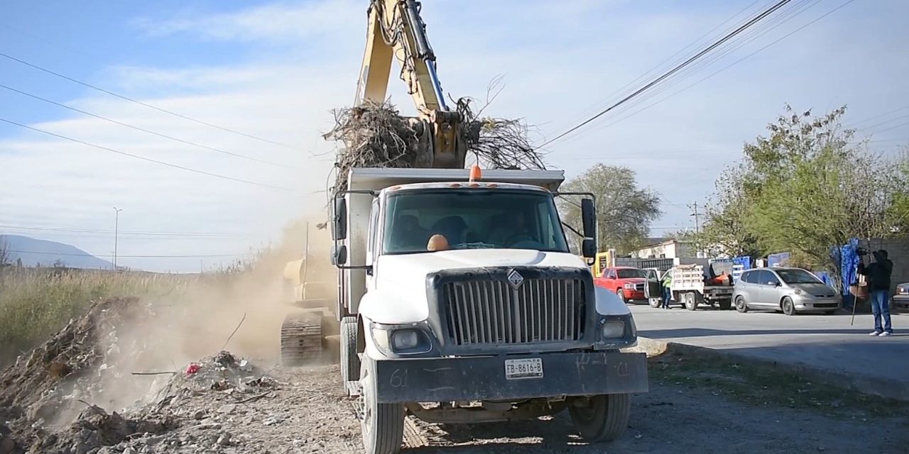 Limpian hierba y basura del río Monclova