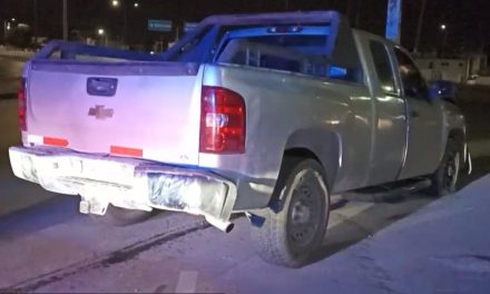 Lo proyectaron contra poste en Saltillo