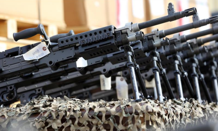 Periodista acusa a Ucrania de revender armas a cárteles en México