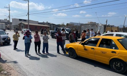 Saltillo: Vecinos de la colonia Valencia se manifiestan por no tener luz