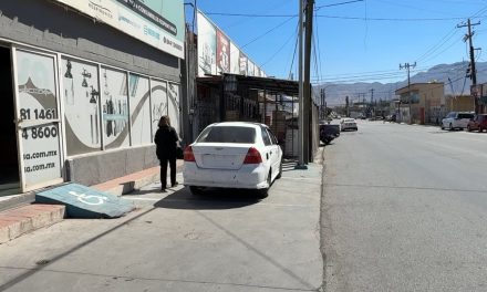 Negocio invade la banqueta en Presidente Cárdenas