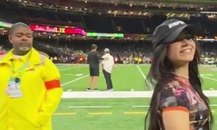 ‘Se le van los ojos’ a guardia de seguridad del Super Bowl al tener enfrente a la influencer mexicana Alana
