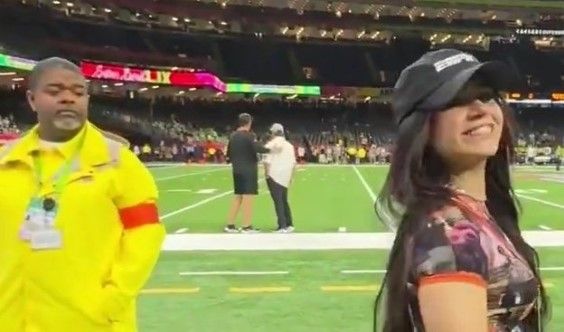 ‘Se le van los ojos’ a guardia de seguridad del Super Bowl al tener enfrente a la influencer mexicana Alana