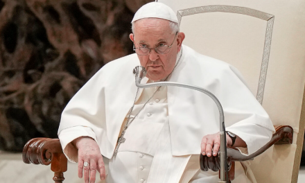 El Papa Francisco muestra mejoría tras su hospitalización por neumonía