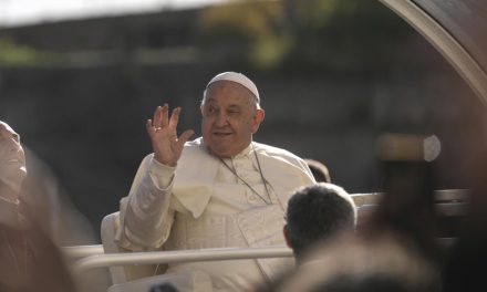 El papa Francisco enfrenta neumonía bilateral y su estado sigue siendo complejo