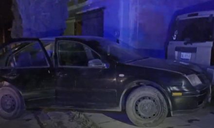 Saltillo: Jovencito causa choque y escapa; lo persiguen y termina ensartado en camioneta estacionada
