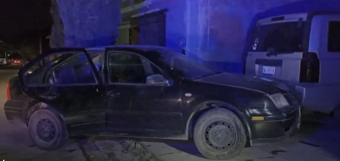 Saltillo: Jovencito causa choque y escapa; lo persiguen y termina ensartado en camioneta estacionada