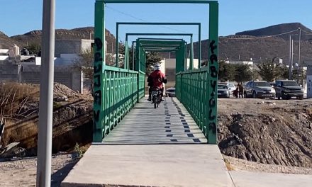 Piden a las autoridades delimitar el paso de motos en puente peatonal de la colonia Valencia
