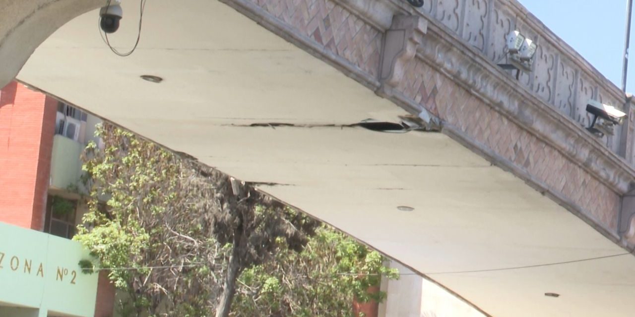 Reportan daños en el puente peatonal frente a la Clínica 2 del Seguro Social