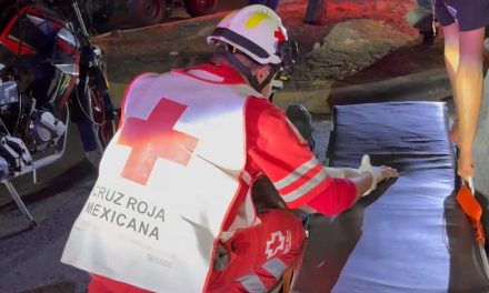 Retorna sin precaución y derriba a motociclista en Saltillo