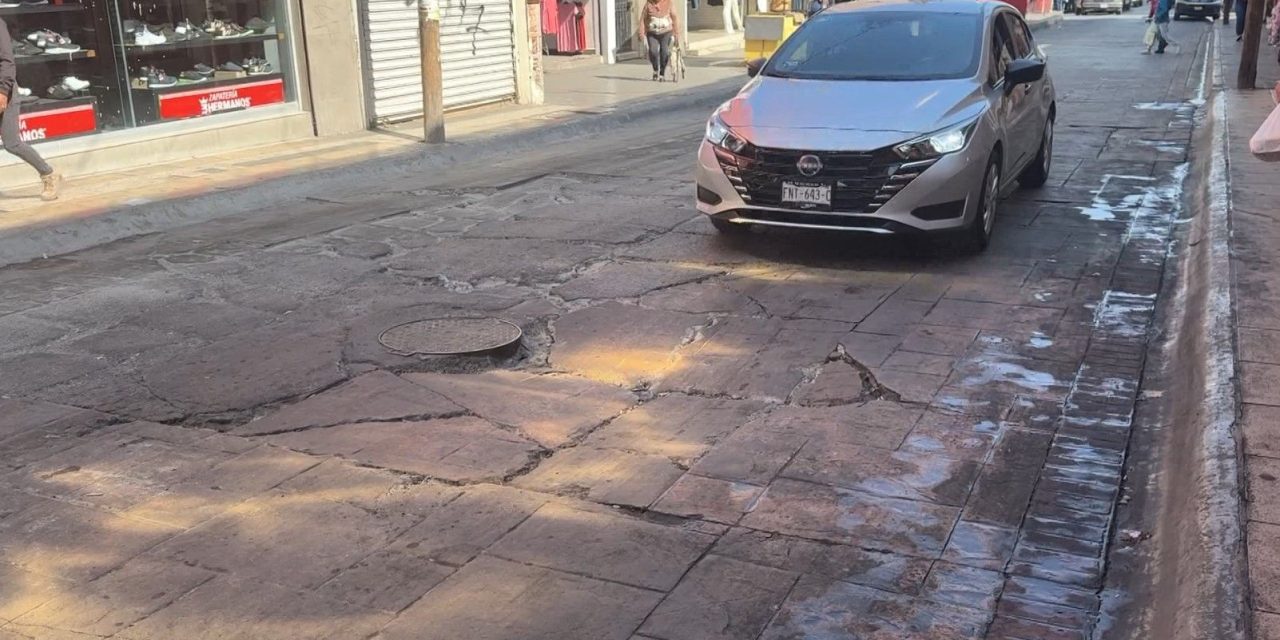 Se hunde el pavimento en pleno centro de Saltillo