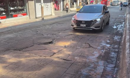 Se hunde el pavimento en pleno centro de Saltillo