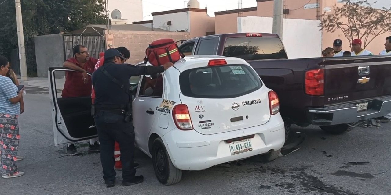 Se impacta camioneta y automóvil en Parras