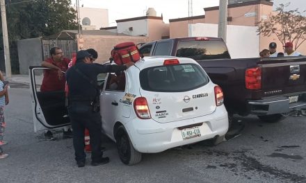 Se impacta camioneta y automóvil en Parras