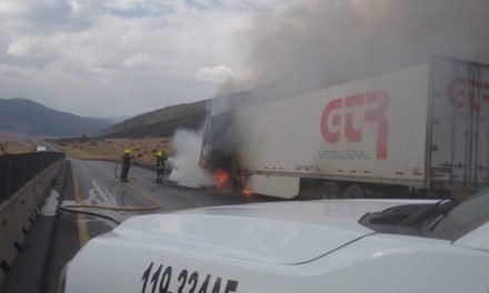 Se incendia tráiler en Los Chorros