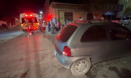 Se pasa el alto, impacta a auto compacto y huye en Saltillo