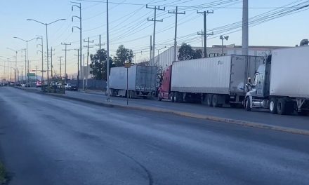 Se quejan de tráileres en la vía pública