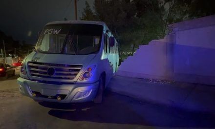 Chofer de transporte de personal siente un mareo y derriba la barda de un colegio en Saltillo