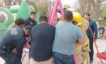Una niña quedó atrapada en un juego de la Alameda de Parras